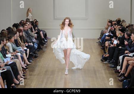 Ein Model auf dem Laufsteg während der Julien Macdonald Spring/Summer Show im Banqueting House, Whitehall, London, im Rahmen der London Fashion Week. PRESSEVERBANDFOTO Bilddatum: Sonntag, 19. September 2010. Bildnachweis sollte lauten:Fiona Hanson/PA Wire Stockfoto