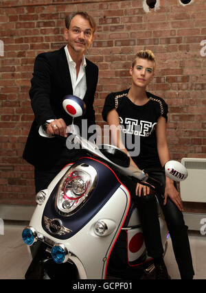 Model Agyness Deyn und Adrian van Hooydonk, Senior Vice President BMW Group Design bei der Weltpremiere des neuen Mini Scooter E Concept in der Vinyl Factory in London. Stockfoto