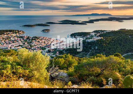 Blick auf Hvar bei Sonnenuntergang. Insel Hvar, Paklinski-Inseln im Hintergrund. Kroatien. Europa. Stockfoto