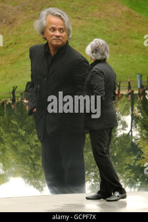 Der Künstler Anish Kapoor wird bis zum 13. März 2011 in Kensington Gardens, im Zentrum von London, in der Ausstellung "Turning the World Upside Down" 2007, die vier reflektierende Edelstahlskulpturen umfasst, reflektiert. Stockfoto