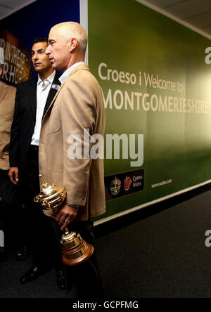 Golf - 38. Ryder Cup - Europa V USA - USA-Ankunft und Pressekonferenz - Cardiff Airport Stockfoto