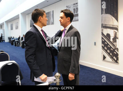 Der Vorsitzende der Labour Party, Ed Miliband (rechts), und Bruder David in der Cafeteria, vor einer Debatte über Großbritannien in der Welt, auf der Jahreskonferenz der Labour Party in Manchester. Stockfoto