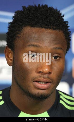 Fußball - UEFA Champions League - Gruppe F - Chelsea gegen Marseille - Chelsea Training und Pressekonferenz - Chelsea Training Ground. Chelseas John Obi Mikel während einer Pressekonferenz während der Pressekonferenz auf dem Chelsea FC Training Ground, Stoke D'Abernon. Stockfoto