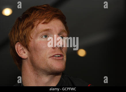 Rugby Union - Heineken Cup Launch - Millennium Stadium. Der Rugby-Kapitän Roddy Grant von Edinburgh spricht mit den Medien während des Heineken Cup Launch im Millennium Stadium, Cardiff. Stockfoto