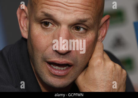 Rugby Union - Heineken Cup Launch - Millennium Stadium. Jim Mallinder, Trainer der Northampton Saints, spricht mit den Medien während des Heineken Cup Launch im Millennium Stadium, Cardiff. Stockfoto