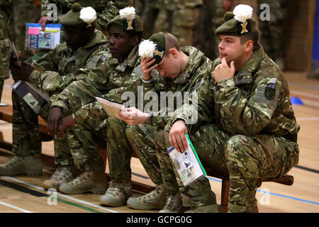 Soldaten des Royal Highland Fusiliers, 2. Bataillon des Royal Regiment of Scotland beim Check-in, während sie sich auf eine operative Tour durch Afghanistan von ihren Glencorse Barracks in Penicuik vorbereiten. Stockfoto