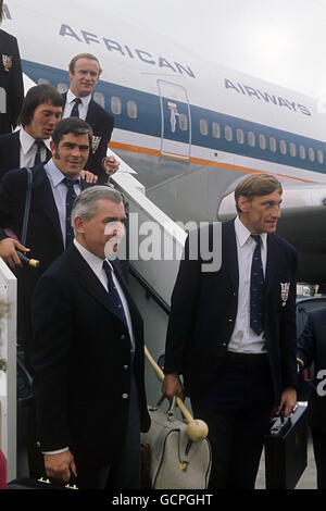 Teamkapitän Willie John McBride, rechts, führt die Britischen Löwen aus dem Flugzeug am Flughafen Heathrow auf ihrer Rückkehr von einer triumulanten Rugby-Tour durch Südafrika. Stockfoto