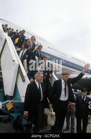 Teamkapitän Willie John McBride, rechts, winkt den einladenden Fans zu, als das britische Lions Rugby-Team nach einer triumphalen Rugby-Tour durch Südafrika am Flughafen Heathrow ankommt. Stockfoto