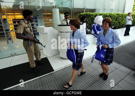 Sport - Commonwealth Games 2010 - Preview Day Six - Delhi. Die schottischen Ringer Donna und Fiona Robbertson kommen zum Empfang des Scotland Teams im Meridian Hotel in Delhi, Indien. Stockfoto