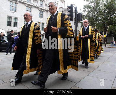 Zehn der Richter des Obersten Gerichtshofs des Vereinigten Königreichs machen sich zu Fuß auf den Weg vom Obersten Gerichtshof zur Westminster Abbey für den jährlichen Gottesdienst zum Beginn des Rechtsjahres in England und Wales. Stockfoto