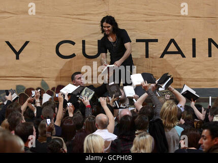 Russell Brand signiert Autogramme für Fans, nachdem er während seiner Booky Wook 2 Tour im Hackney Empire im Osten Londons auf der Bühne auftrat. Stockfoto