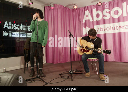 Mark Collins (rechts) und Tim Burgess von den Scharlatanen bei Absolutely Radio in Soho, im Zentrum von London, während einer Aufnahmesession für Geoff Lloyd's Hometime Show, die morgen übertragen wird. Stockfoto