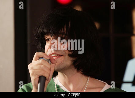 Tim Burgess of the Charlatans bei Absolutely Radio in Soho, im Zentrum von London, während einer Aufnahmesession für Geoff Lloyd's Hometime Show, die morgen übertragen werden soll. Stockfoto