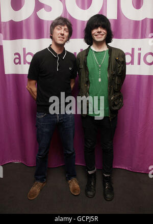 Mark Collins (links) und Tim Burgess von den Scharlatanen bei Absolutely Radio in Soho, im Zentrum von London, während einer Aufnahmesession für Geoff Lloyd's Hometime Show, die morgen übertragen wird. Stockfoto