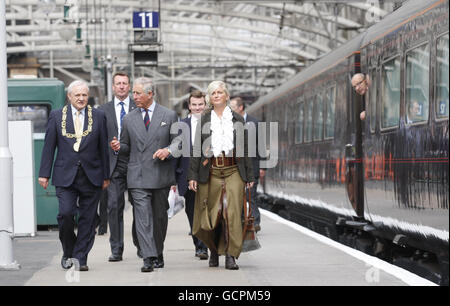 Die Boards des Prince of Wales sind mit Bob Winter (links) Glasgow Lord Provost und Jane Wood (rechts), dem Chief Executive von Scottish Business, vor dem Einstieg in den mit Biokraftstoffen betriebenen Royal Train im Hauptbahnhof von Glasgow zu Beginn einer Tour durch Großbritannien abgebildet, um seinen Start in die Initiative für nachhaltiges Leben zu fördern. Stockfoto