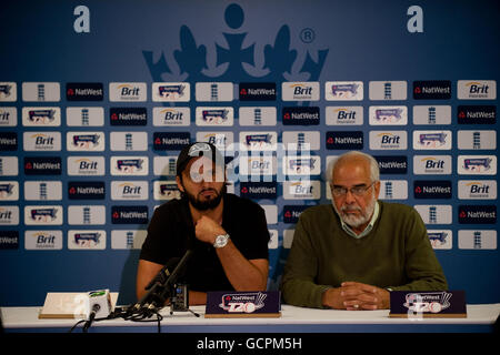 Cricket - Second International Twenty20 - England / Pakistan - Pakistan Pressekonferenz - SWALEC Stadium. Der pakistanische Kapitän Shahid Afridi und der Wahlleiter Shafqat Rana während einer Pressekonferenz im SWALEC Stadium, Cardiff. Stockfoto