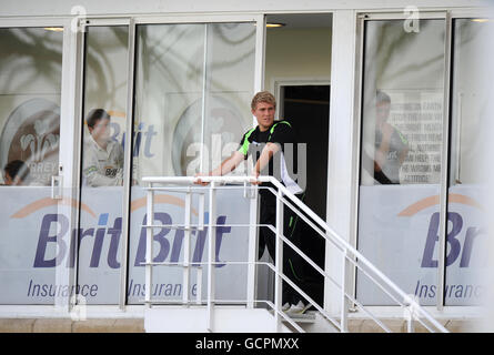 Surreys Rory Hamilton-Brown schaut während des Spielers vom Balkon aus Eine Pause im Spiel Stockfoto