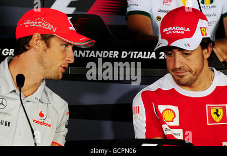Formel-1-Autorennen - Großer Preis Von Italien - Paddock-Tag - Monza Circuit. McLaren's Jenson Button und Ferrari's Fernando Alonso während einer Pressekonferenz auf dem Monza Circuit, Italien. Stockfoto
