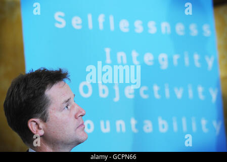 Der stellvertretende Premierminister Nick Clegg nimmt am jährlichen Tag der offenen Tür des Ausschusses für Standards im öffentlichen Leben in Whitehall, London, Teil. Stockfoto