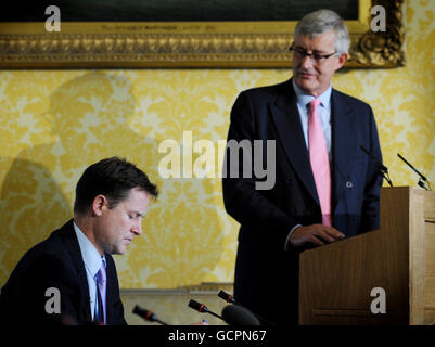 Der stellvertretende Premierminister Nick Clegg und Sir Christopher Kelly (rechts), Vorsitzender des Ausschusses für Standards im öffentlichen Leben, beim jährlichen Tag der offenen Tür des Wächters in Whitehall, London. In einer Rede sprach Sir Christopher über die Reform des Westminster-Vergütungssystems nach dem Spesenskandal im vergangenen Jahr. Stockfoto