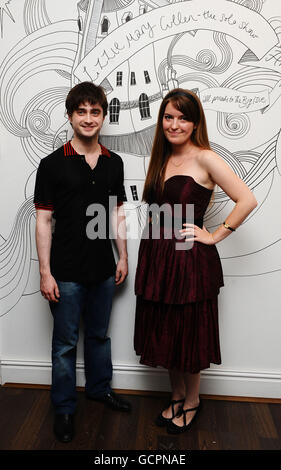 Daniel Radcliffe und Lizzie Mary Cullen bei Cullens erster Einzelausstellung, die 10,000 für die Big Issue Foundation sammeln soll, in der Artifact Gallery in London. Stockfoto