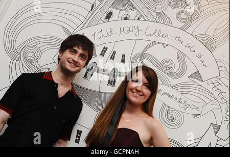 Daniel Radcliffe und Lizzie Mary Cullen bei Cullens erster Einzelausstellung, die 10,000 für die Big Issue Foundation sammeln soll, in der Artifact Gallery in London. Stockfoto