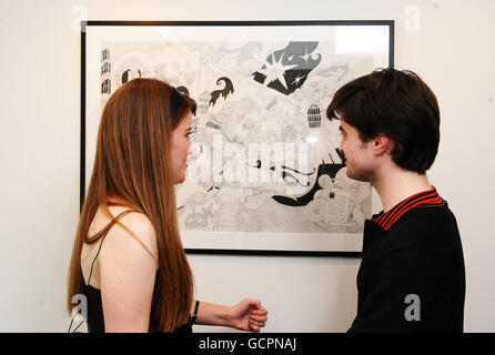 Daniel Radcliffe und Lizzie Mary Cullen sind mit ihrem Gemälde 10 Jahre auf Harry Potter in Cullens erster Einzelausstellung zu sehen, die 10,000 für die Big Issue Foundation in der Artifact Gallery in London aufbringen soll. Stockfoto