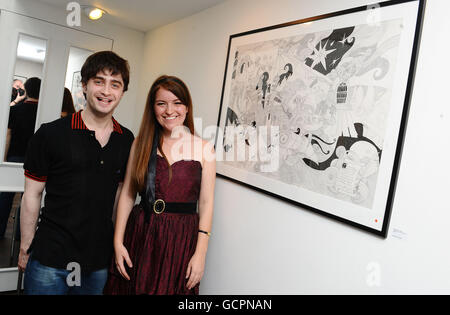 Daniel Radcliffe und Lizzie Mary Cullen sind mit ihrem Gemälde 10 Jahre auf Harry Potter in Cullens erster Einzelausstellung zu sehen, die 10,000 für die Big Issue Foundation in der Artifact Gallery in London aufbringen soll. Stockfoto