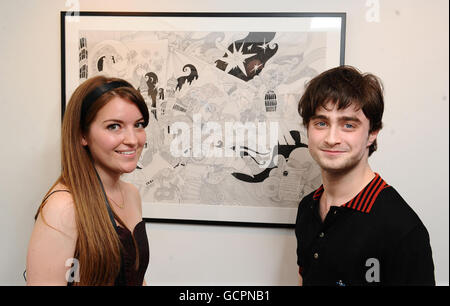 Daniel Radcliffe und Lizzie Mary Cullen sind mit ihrem Gemälde 10 Jahre auf Harry Potter in Cullens erster Einzelausstellung zu sehen, die 10,000 für die Big Issue Foundation in der Artifact Gallery in London aufbringen soll. Stockfoto