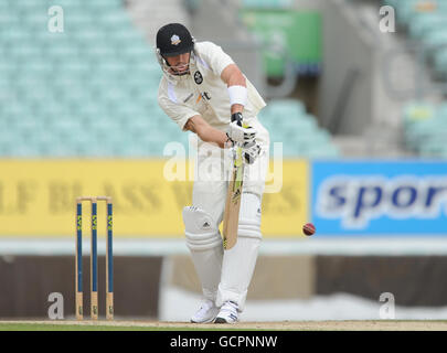 Cricket - LV County Championship - Division Two - Tag Four - Surrey V Glamorgan - Brit Insurance Oval. Kevin Pietersen von Surrey schlägt während der LV County Championship beim Brit Insurance Oval, London, auf. Stockfoto