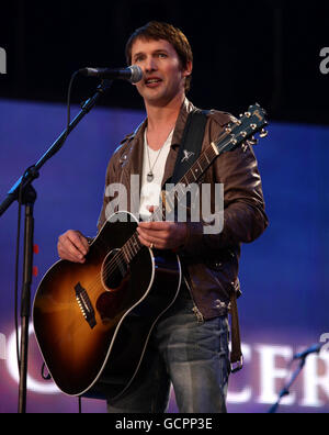 Help for Heroes Concert - London. James Blunt tritt beim Help for Heroes Concert im Twickenham Stadium im Südwesten Londons auf. Stockfoto