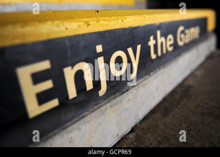 Fußball - npower Football League Two - Northampton Town / Southend United - Sixfields Stadium. Allgemeiner Blick auf ein Schild auf der Treppe zum Sitzen in den Ständen, das sagt, genieße das Spiel Stockfoto