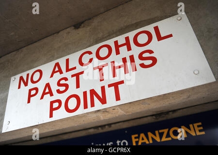 Fußball - npower Football League Two - Northampton Town / Southend United - Sixfields Stadium. Allgemeiner Blick auf ein Schild am Sixfields Stadium, auf dem „No Alcohol Past This Point“ steht Stockfoto