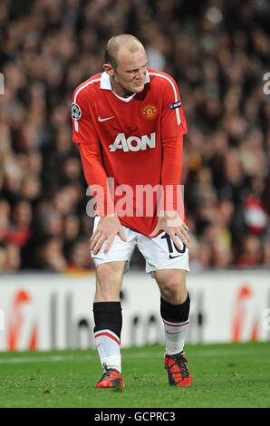 Fußball - UEFA Champions League - Gruppe C - Manchester United / Rangers - Old Trafford. Wayne Rooney von Manchester United reagiert nach einer Knöchelverletzung. Stockfoto