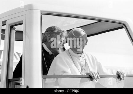 Papst Johannes Paul II. Wird in seinem "Popemobile" vom Bischof von Arundel und Brighton, RT. Rev. Murphy O'Connor, als der Papst seinen historischen sechstägigen Besuch in England, Wales und Schottland beginnt Stockfoto