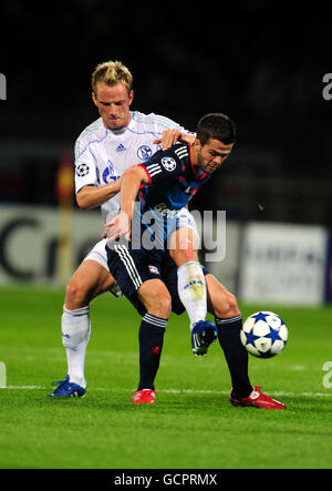 Fußball - UEFA Champions League - Gruppe B - Olympique Lyonnais / FC Schalke 04 - Stade de Gerland. Miralem Pjanic von Olympique Lyonnais und Ivan Rakitic von FC Schalke kämpfen um den Ball Stockfoto