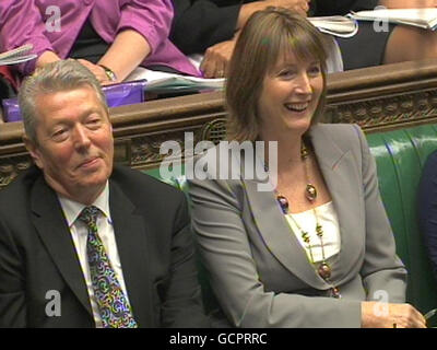 (Von links nach rechts) Schatten-Innenminister Alan Johnson und der amtierende Vorsitzende der Labour Party Harriet Harman während der Fragen des Premierministers im Unterhaus, London. Stockfoto