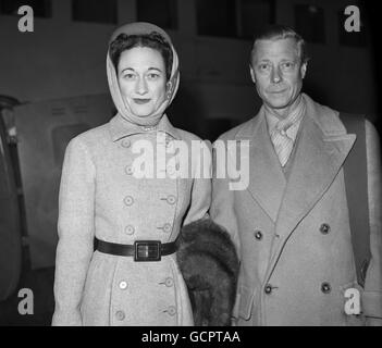 Der Herzog und die Herzogin von Windsor kommen von Paris nach Dover. Sie verbringen die Nacht mit Freunden und segeln von Southampton aus in die Vereinigten Staaten, im Liner 'RMS Queen Mary'. Stockfoto