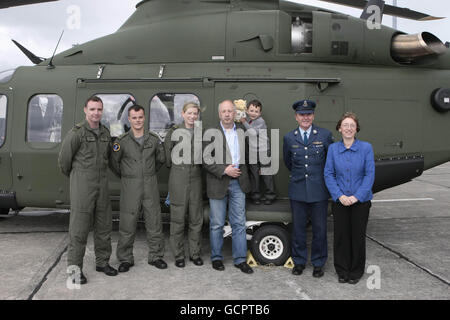 Der sechsjährige Conor Reidy und seine Eltern Michael und Garardine treffen sich (von links nach rechts) mit den Mitgliedern der Luftbesatzung Gerry Morgan und David Tiernan, Kapitän Anne Brogan und LT-Col Andy Mackentire Kommandant des 3. Operationsflügels während des Besuchs des Air Corps in Baldonnel, um dem Piloten und der Besatzung zu danken, die ihn im August 2009 nach London flogen, um eine lebensrettende Lebertransplantation zu erhalten. Stockfoto