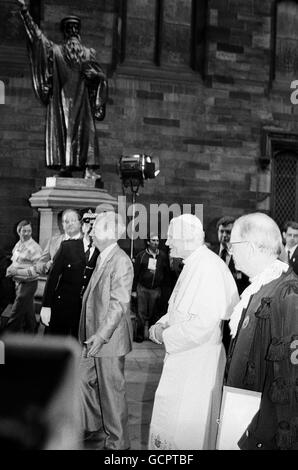 Der Papst wird vom Moderator der Generalversammlung der Church of Scotland, dem rechten Reverend Professor John McIntyre (rechts), begleitet, als sie an der Statue von John Knox vorbeikommen, dem Gründer der Reformation in Schottland Stockfoto