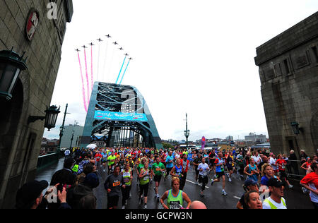 Leichtathletik - Bupa Great North Run - Newcastle. Die roten Pfeile fliegen während des 30. Great North Run in Newcastle über die berühmte Tyne Bridge. Stockfoto