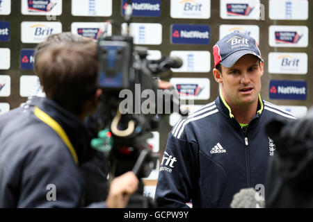 Der englische Kapitän Andrew Strauss spricht mit den Medien während einer Netzsitzung in Lords, London. Stockfoto