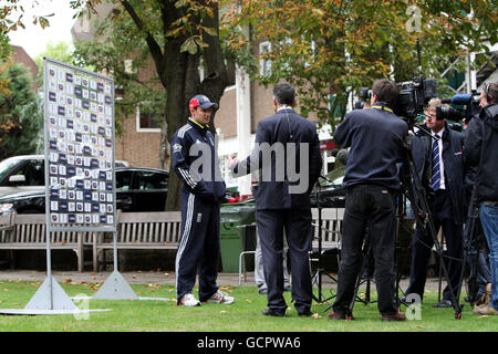 Der englische Kapitän Andrew Strauss spricht mit den Medien während einer Nets-Sitzung in Lords, London. Stockfoto