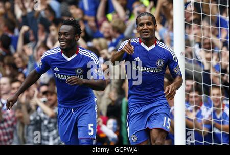 Chelsea's Florent Malouda (rechts) feiert mit Teamkollegen Michael Essien Nach dem vierten Tor seiner Seite des Spiels Stockfoto