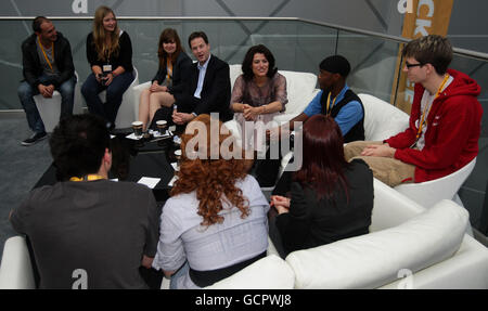 Der Vorsitzende der Liberaldemokraten Nick Clegg und seine Frau Miriam Gonzalez Clegg sprechen am Ende des zweiten Tages der Jahreskonferenz der Liberaldemokraten in der Liverpool Arena und im Convention Center in Liverpool mit jungen liberalen Demokraten. Stockfoto