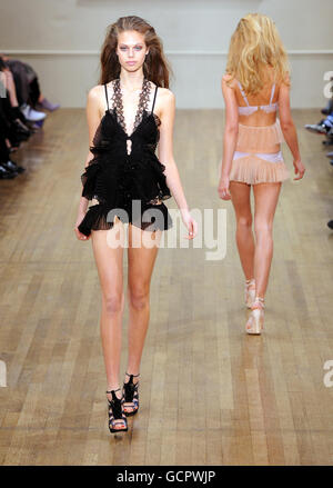 Models auf dem Laufsteg während der Julien Macdonald Spring/Summer Show im Banqueting House, Whitehall, London, im Rahmen der London Fashion Week. Stockfoto