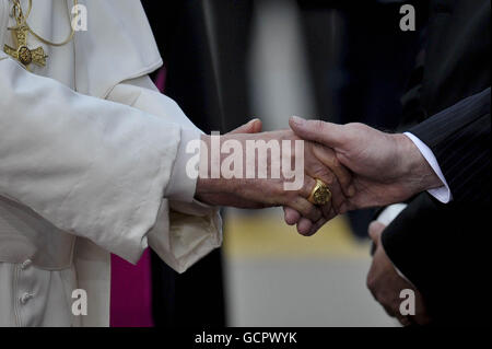 Die Hände und der päpstliche Ring von Papst Benedikt XVI. Und einem britischen VIP-Gast, der während einer Abreisezeremonie am Birmingham International Airport am letzten Tag seines Staatsbesuchs in Großbritannien abgebildet wurde. Stockfoto