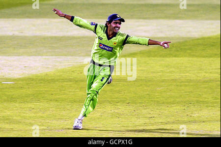 Der pakistanische Fawad Alam feiert das Aufholen des englischen Andrew Strauss beim vierten One Day International in Lords, London. Stockfoto