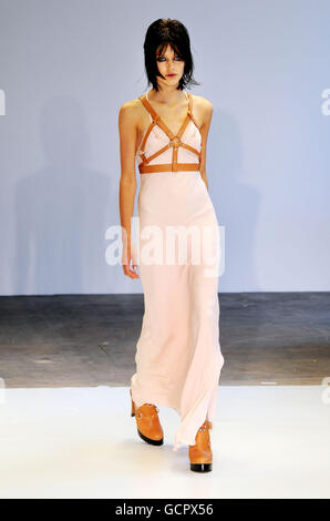 Marios Schwab Catwalk - London Fashion Week. Ein Model auf dem Laufsteg während der Frühjahr/Sommer-Sammlungs-Show von Marios Schwab in London. Stockfoto