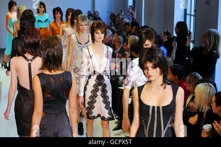 Marios Schwab Catwalk - London Fashion Week. Models auf dem Laufsteg während der Frühjahr/Sommer-Sammlungs-Show von Marios Schwab in London. Stockfoto